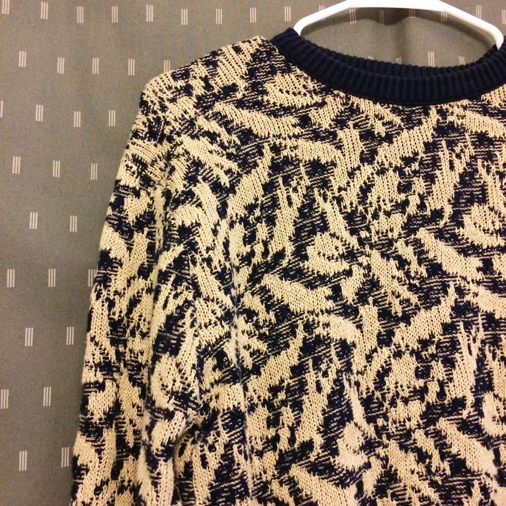 Comfy Patterned Oversized Vintage Sweater. Size M